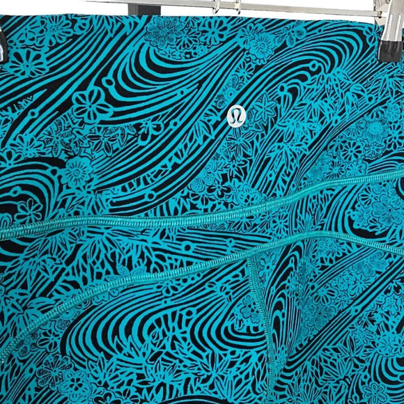 Lululemon In Movement Crop *Everlux 19" Kitakami Spirit Green Black Size 6 - Picture 8 of 8